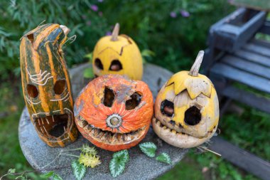 Bahçedeki eski Cadılar Bayramı balkabakları korkunç Jack O Lantern Cadılar Bayramı balkabakları, tatilden sonra çirkin balkabakları, Cadılar Bayramı