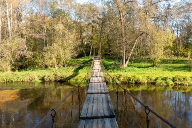 Gauja üzerindeki halat köprüsü, güzel nehir kıyısı, köprü Gauja 'nın her iki yakasını da bağlıyor, Vidagas köyü, Letonya, sonbahar