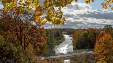 Parlak ve renkli ağaçları olan muhteşem sonbahar manzarası, tipik Letonya altın sonbahar manzarası, Gaujiena, Letonya