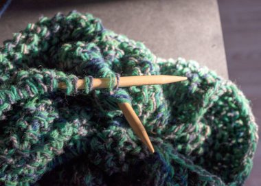 çeşitli örgü iplikleri ve örgü şişleri, örgü modası, yün iplik ve iğneler, örgü hobisi, dikiş giysileri, dikiş konsepti, yün örgü örme