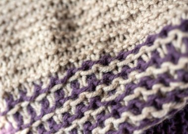 İşlem halindeki güzel örgü işçiliğinin yakın plan görüntüsü, nakış konsepti, ev yapımı, güzel örgü işi, tığ işi, hobi