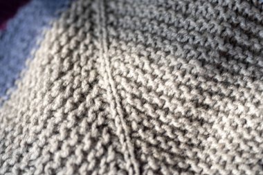 İşlem halindeki güzel örgü işçiliğinin yakın plan görüntüsü, nakış konsepti, ev yapımı, güzel örgü işi, tığ işi, hobi