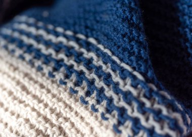 İşlem halindeki güzel örgü işçiliğinin yakın plan görüntüsü, nakış konsepti, ev yapımı, güzel örgü işi, tığ işi, hobi