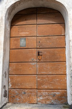 Geleneksel İsviçre şehir evi mimari detayları, tarihi evler, iç mekan, yaz