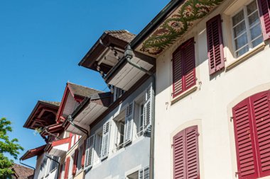 Geleneksel İsviçre şehir evi mimari detayları, tarihi evler, iç mekan, yaz