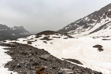Karlı dağların manzarası, bulutlu, bulutlu gün, yağmur ve sis, bahar