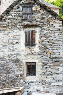 Geleneksel İsviçre şehir evi mimari detayları, tarihi evler, iç mekan, yaz