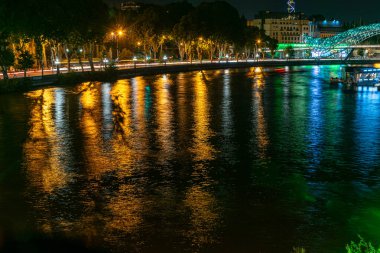 Tiflis şehrinin yukarıdan görünüşü, karanlık, gece manzarası, yaz
