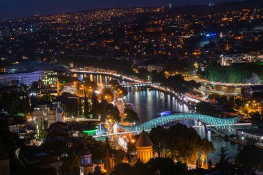 Tiflis şehrinin yukarıdan görünüşü, karanlık, gece manzarası, yaz