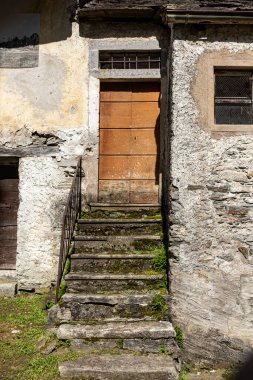 Geleneksel İsviçre şehir evi mimari detayları, tarihi evler, iç mekan, yaz