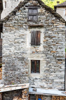 Geleneksel İsviçre şehir evi mimari detayları, tarihi evler, iç mekan, yaz