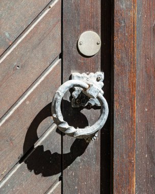 Geleneksel İsviçre şehir evi mimari detayları, tarihi evler, iç mekan, yaz