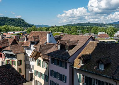 Geleneksel İsviçre şehir evi mimari detayları, tarihi evler, çatılar ve bacalar, yaz