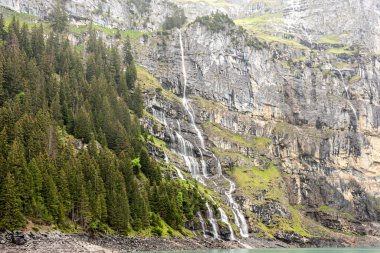 Muhteşem dağ manzarası, görkemli uçurumlar, dağ çayırları, İsviçre Alpleri, Yaz