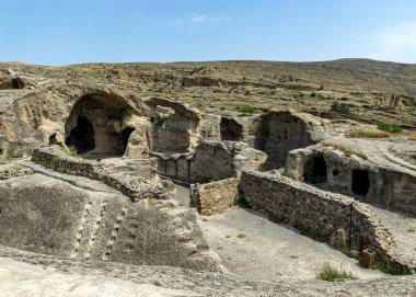Eski bir manastır binası olan manzara, Gürcistan 'ın tarihi eski binaları, yaz.