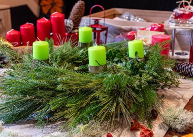 Gelişmekte olan bir çelenk, çiçekçilik konsepti, el yapımı, Noel süslemeleri, el yapımı, hobi yapmak için çeşitli eşyalar.