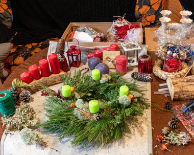 Gelişmekte olan bir çelenk, çiçekçilik konsepti, el yapımı, Noel süslemeleri, el yapımı, hobi yapmak için çeşitli eşyalar.