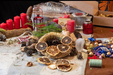 Gelişmekte olan bir çelenk, çiçekçilik konsepti, el yapımı, Noel süslemeleri, el yapımı, hobi yapmak için çeşitli eşyalar.