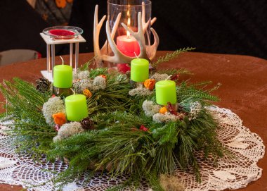 Gelişmekte olan bir çelenk, çiçekçilik konsepti, el yapımı, Noel süslemeleri, el yapımı, hobi yapmak için çeşitli eşyalar.