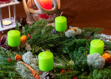 Gelişmekte olan bir çelenk, çiçekçilik konsepti, el yapımı, Noel süslemeleri, el yapımı, hobi yapmak için çeşitli eşyalar.