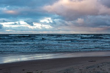 Baltık Denizi 'nde dramatik bir fırtına, kıyıya vuran büyük dalgalar, bulanık, belirsiz hatlar, Vidzeme, Thuja, Letonya' nın kayalık kıyıları