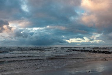 Baltık Denizi 'nde dramatik bir fırtına, kıyıya vuran büyük dalgalar, bulanık, belirsiz hatlar, Vidzeme, Thuja, Letonya' nın kayalık kıyıları