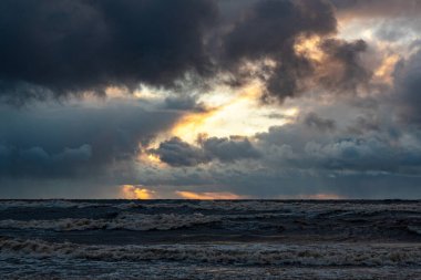 Baltık Denizi 'nde dramatik bir fırtına, kıyıya vuran büyük dalgalar, bulanık, belirsiz hatlar, Vidzeme, Thuja, Letonya' nın kayalık kıyıları