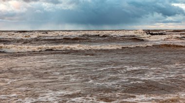 Baltık Denizi 'nde dramatik bir fırtına, kıyıya vuran büyük dalgalar, bulanık, belirsiz hatlar, Vidzeme, Thuja, Letonya' nın kayalık kıyıları