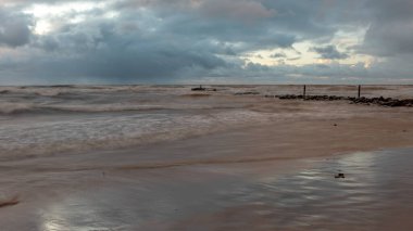 Baltık Denizi 'nde dramatik bir fırtına, kıyıya vuran büyük dalgalar, bulanık, belirsiz hatlar, Vidzeme, Thuja, Letonya' nın kayalık kıyıları