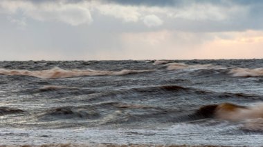 Baltık Denizi 'nde dramatik bir fırtına, kıyıya vuran büyük dalgalar, bulanık, belirsiz hatlar, Vidzeme, Thuja, Letonya' nın kayalık kıyıları