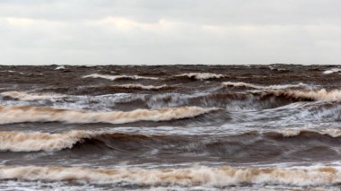 Baltık Denizi 'nde dramatik bir fırtına, kıyıya vuran büyük dalgalar, bulanık, belirsiz hatlar, Vidzeme, Thuja, Letonya' nın kayalık kıyıları