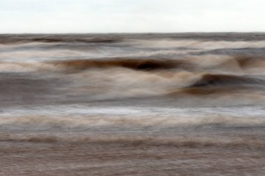 Baltık Denizi 'nde dramatik bir fırtına, kıyıya vuran büyük dalgalar, bulanık, belirsiz hatlar, Vidzeme, Thuja, Letonya' nın kayalık kıyıları