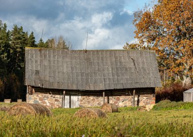 Eski ahşap bir binayla güzel bir manzara, sonbahar günü, gökyüzü bulutlarla dolu, sonbahar