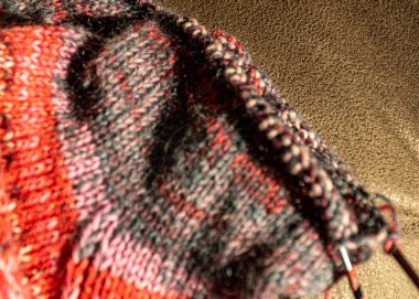 Renkli örgü çalışmaları, el işi konsepti, örgü dokusu, yün el işi, hobi, kış aktiviteleri