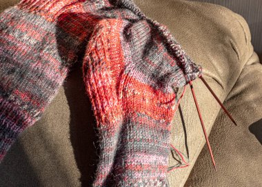 Renkli örgü çalışmaları, el işi konsepti, örgü dokusu, yün el işi, hobi, kış aktiviteleri