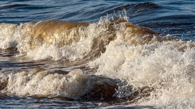 Güzel dalgalar kıyıya çarpıyor, Vidzeme, Baltık Denizi, Letonya 'nın kayalık sahillerinde rüzgarlı bir gün.