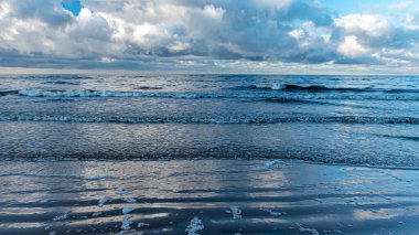 Kış manzarası deniz, arka plan, rüzgarlı kış günü, kara kümülüs bulutları, Baltık Denizi, Letonya, kış
