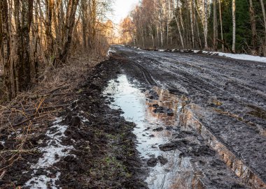 Çamurlu, ıslak bir yolu olan manzara, çamur dokusu, kar kalıntıları, kış yolu