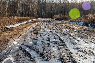 Çamurlu, ıslak bir yolu olan manzara, çamur dokusu, kar kalıntıları, kış yolu