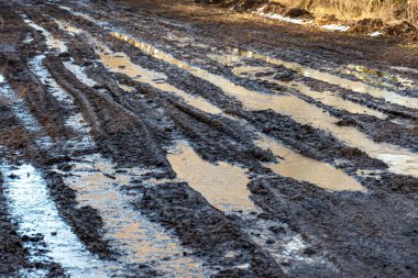 Çamurlu, ıslak bir yolu olan manzara, çamur dokusu, kar kalıntıları, kış yolu