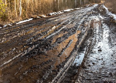 Çamurlu, ıslak bir yolu olan manzara, çamur dokusu, kar kalıntıları, kış yolu