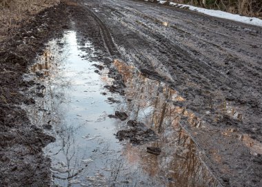 Çamurlu, ıslak bir yolu olan manzara, çamur dokusu, kar kalıntıları, kış yolu