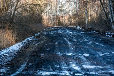 Çamurlu, ıslak bir yolu olan manzara, çamur dokusu, kar kalıntıları, kış yolu
