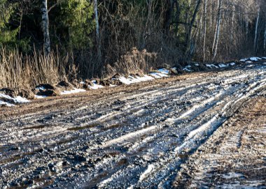 Çamurlu, ıslak bir yolu olan manzara, çamur dokusu, kar kalıntıları, kış yolu