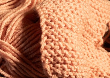 Tamamlanmamış örgü, yün iplikler ve iğneler, el yapımı, ev yapımı konsept