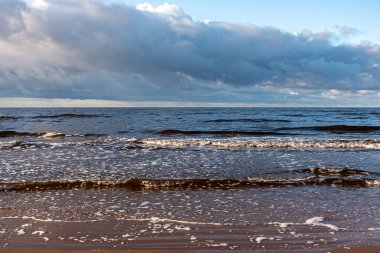 Güzel dalgalar kıyıya çarpıyor, Vidzeme, Baltık Denizi, Letonya 'nın kayalık sahillerinde rüzgarlı bir gün.