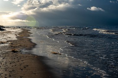 Güzel dalgalar kıyıya çarpıyor, Vidzeme, Baltık Denizi, Letonya 'nın kayalık sahillerinde rüzgarlı bir gün.