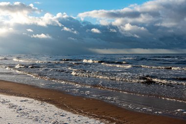 Güzel dalgalar kıyıya çarpıyor, Vidzeme, Baltık Denizi, Letonya 'nın kayalık sahillerinde rüzgarlı bir gün.