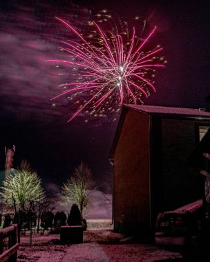 Gökyüzünde havai fişekler, rengarenk, farklı şekiller ve parlaklık ışıkları, tatil konsepti