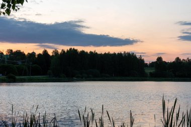 Gündoğumu, gün batımı göl manzarası, gökyüzü göl suyuna yansıyor, Mazais Ansis, Rubene, Letonya